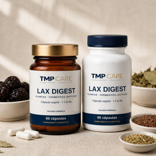LAX DIGEST de TMP CARE en vidrio ámbar y PET blanco, 60 cápsulas, sobre lino beige con ciruelas, semillas y hojas de sen